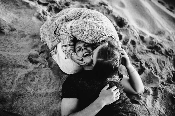 Aşık Mutlu Çift Sahilde Iyi Vakit Geçirmek Hoşlanıyoruz — Stok fotoğraf