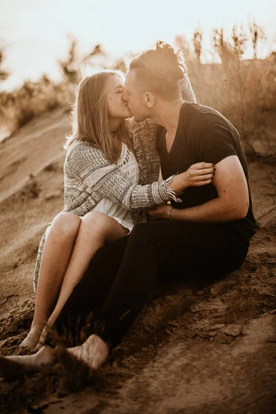 Couple Heureux Amoureux Passer Bon Moment Sur Plage Profiter Autre — Photo