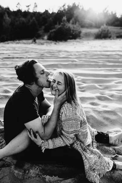 Gelukkige Paar Verliefd Goede Tijd Doorbrengen Het Strand Geniet Van — Stockfoto