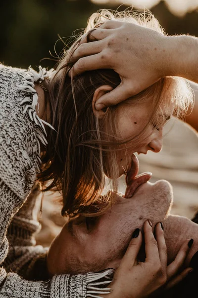 Glückliches Verliebtes Paar Verbringt Gute Zeit Strand Und Genießt Einander — Stockfoto