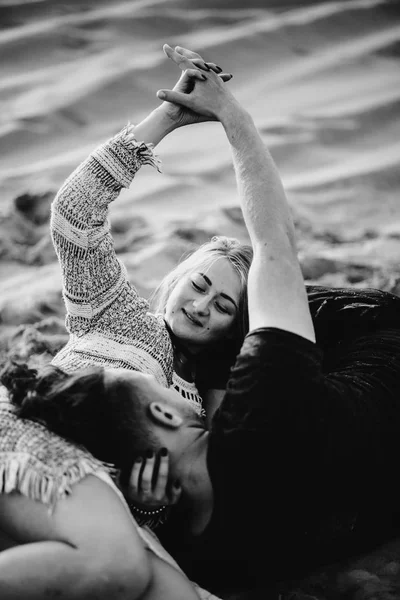 Couple Heureux Amoureux Passer Bon Moment Sur Plage Profiter Autre — Photo