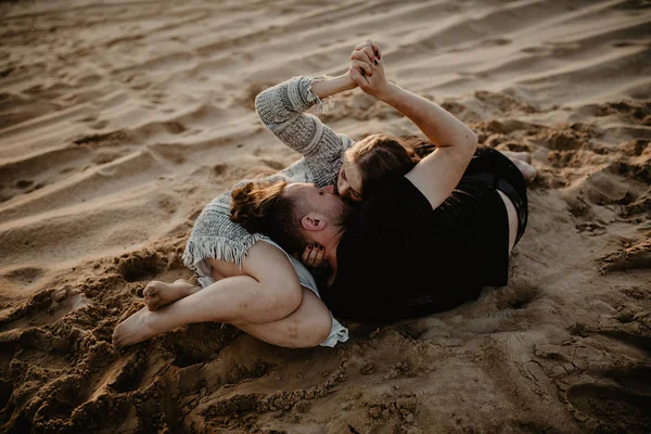 Счастливая Влюбленная Пара Проводит Хорошее Время Пляже Наслаждается Друг Другом — стоковое фото
