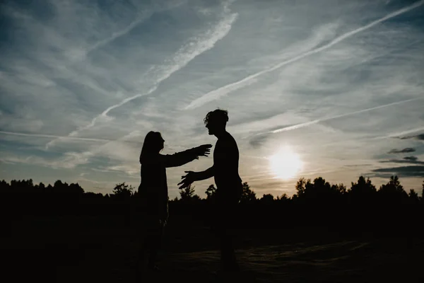 Szczęśliwa Para Miłość Spędzić Dobry Czas Zachód Słońca — Zdjęcie stockowe