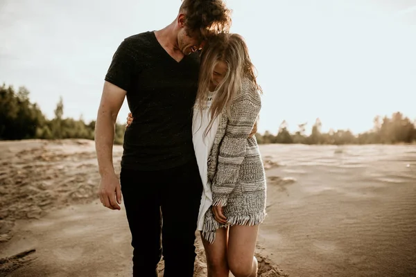 aşık mutlu çift sahilde iyi vakit geçirmek ve hoşlanıyoruz