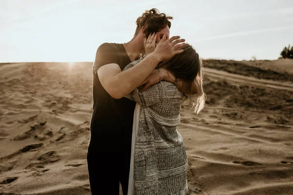 Glückliches Verliebtes Paar Verbringt Gute Zeit Strand Und Genießt Einander — Stockfoto