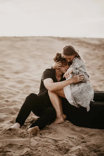 Pasangan Yang Bahagia Menghabiskan Waktu Yang Baik Pantai Dan Menikmati — Stok Foto
