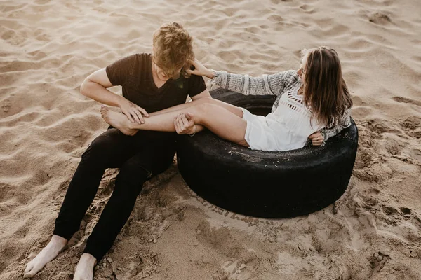 Casal Feliz Amor Passar Bom Tempo Praia Desfrutar Uns Dos — Fotografia de Stock