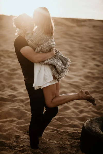 Couple Heureux Amoureux Passer Bon Moment Sur Plage Profiter Autre — Photo