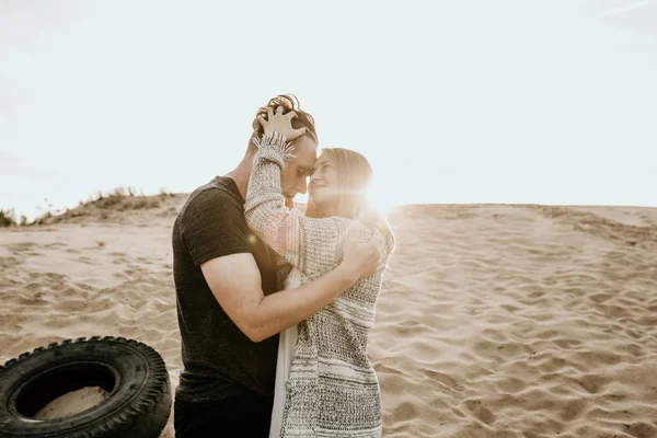 Couple Heureux Amoureux Passer Bon Moment Sur Plage Profiter Autre — Photo