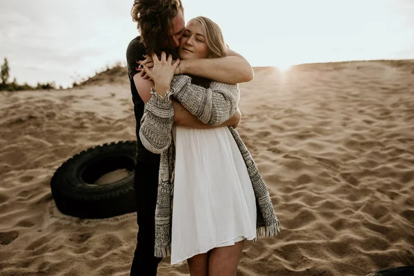 Casal Feliz Amor Passar Bom Tempo Praia Desfrutar Uns Dos — Fotografia de Stock