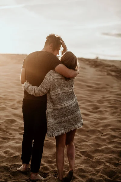 Счастливая Влюбленная Пара Проводит Хорошее Время Пляже Наслаждается Друг Другом — стоковое фото