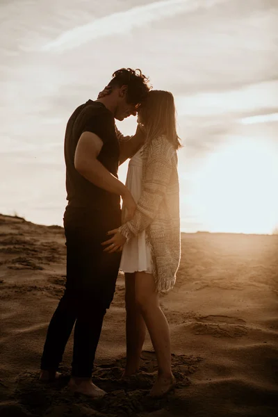 aşık mutlu çift sahilde iyi vakit geçirmek ve hoşlanıyoruz