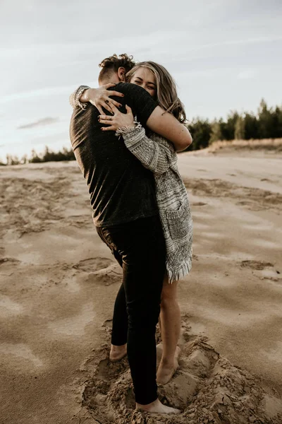 Pasangan Yang Bahagia Menghabiskan Waktu Yang Baik Pantai Dan Menikmati — Stok Foto