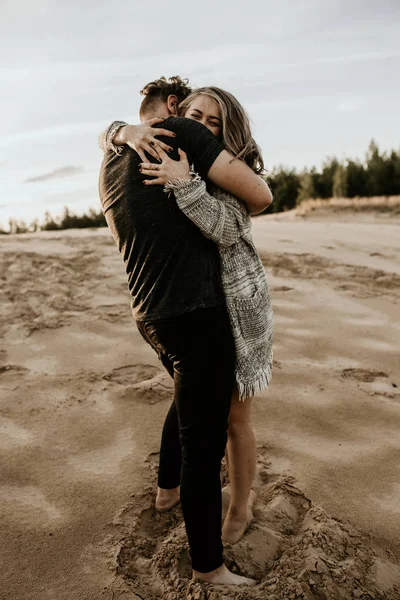 Gelukkige Paar Verliefd Goede Tijd Doorbrengen Het Strand Geniet Van — Stockfoto