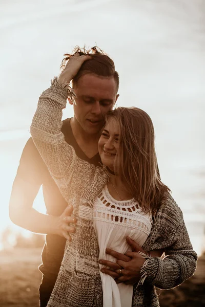 Casal Feliz Amor Passar Bom Tempo Praia Desfrutar Uns Dos — Fotografia de Stock