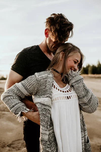 Casal Feliz Amor Passar Bom Tempo Praia Desfrutar Uns Dos — Fotografia de Stock