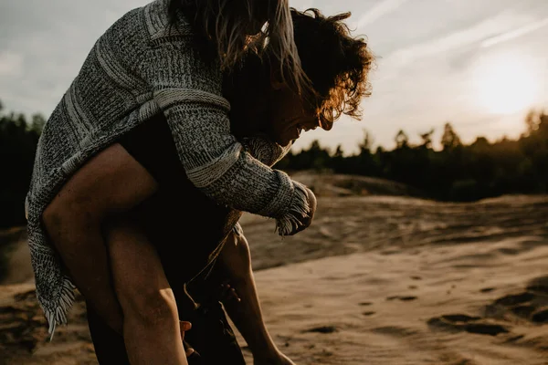 Casal Feliz Amor Passar Bom Tempo Praia Desfrutar Uns Dos — Fotografia de Stock