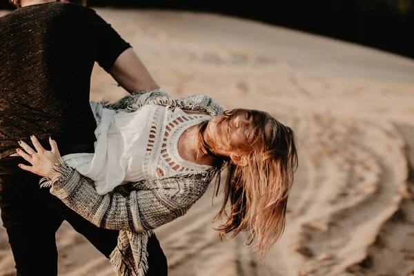 Casal Feliz Amor Passar Bom Tempo Praia Desfrutar Uns Dos — Fotografia de Stock