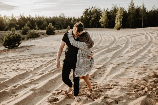 Aşık Mutlu Çift Sahilde Iyi Vakit Geçirmek Hoşlanıyoruz — Stok fotoğraf