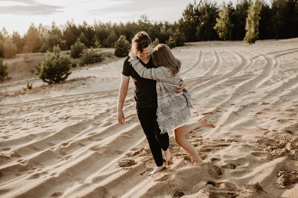 Gelukkige Paar Verliefd Goede Tijd Doorbrengen Het Strand Geniet Van — Stockfoto
