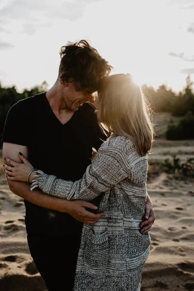 Glückliches Verliebtes Paar Verbringt Gute Zeit Strand Und Genießt Einander — Stockfoto