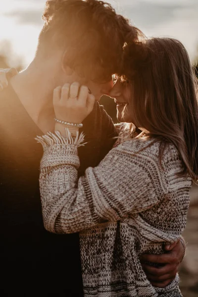 Couple Heureux Amoureux Passer Bon Moment Sur Plage Profiter Autre — Photo