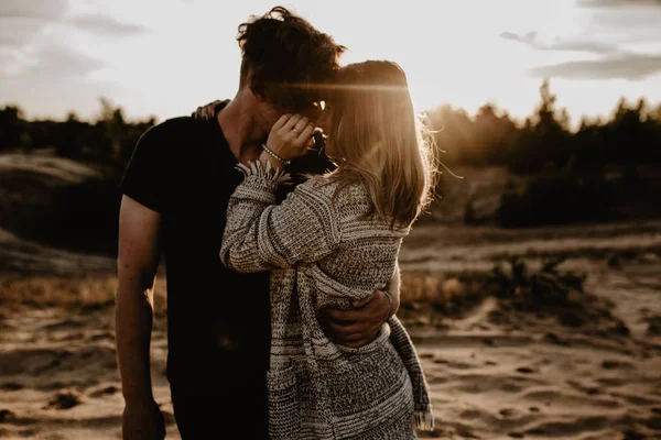 aşık mutlu çift sahilde iyi vakit geçirmek ve hoşlanıyoruz