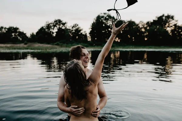 Pareja Joven Abrazándose Lago —  Fotos de Stock
