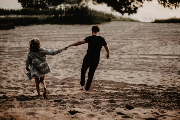 Genç Bir Çift Sahilde Yürüyor — Stok fotoğraf
