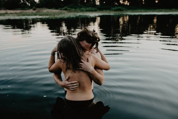 Jovem Casal Abraçando Lago — Fotografia de Stock