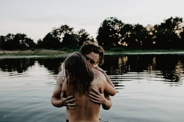 Jeune Couple Étreignant Dans Lac — Photo