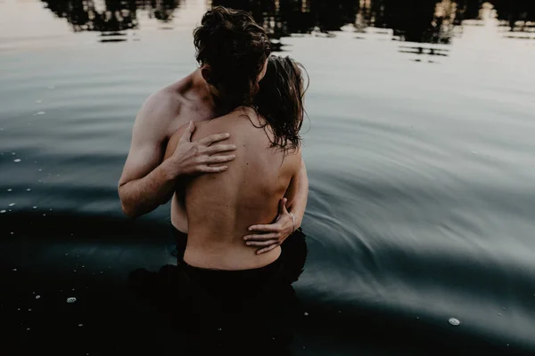 湖でハグする若いカップル — ストック写真