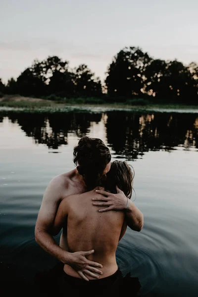 湖でハグする若いカップル — ストック写真