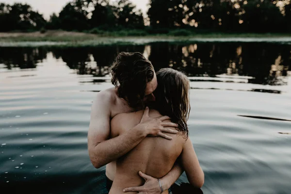 Jovem Casal Abraçando Lago — Fotografia de Stock