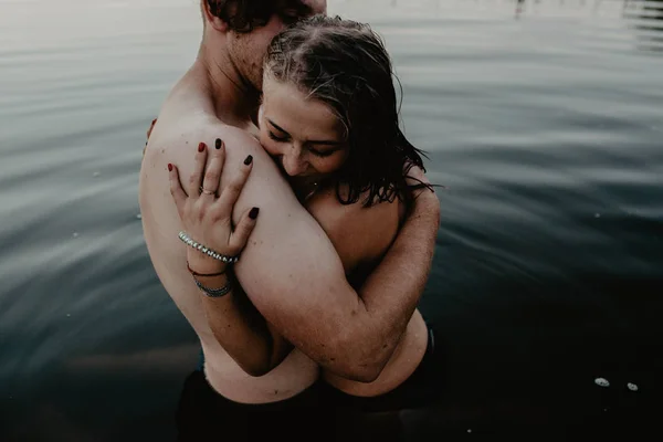 Pareja Joven Abrazándose Lago — Foto de Stock