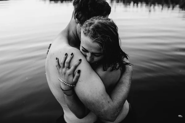 Jovem Casal Abraçando Lago Preto Branco — Fotografia de Stock