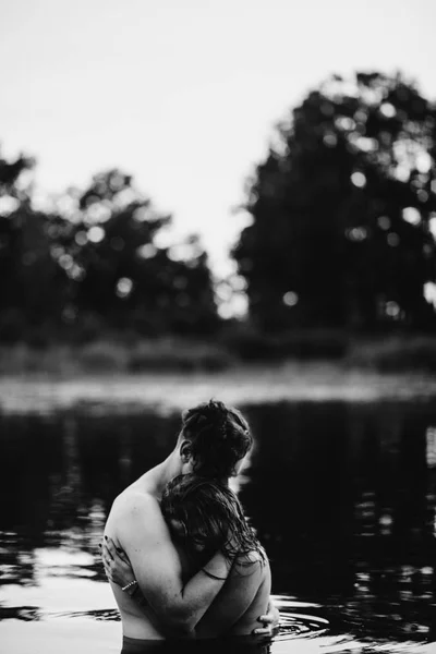 Jovem Casal Abraçando Lago Preto Branco — Fotografia de Stock