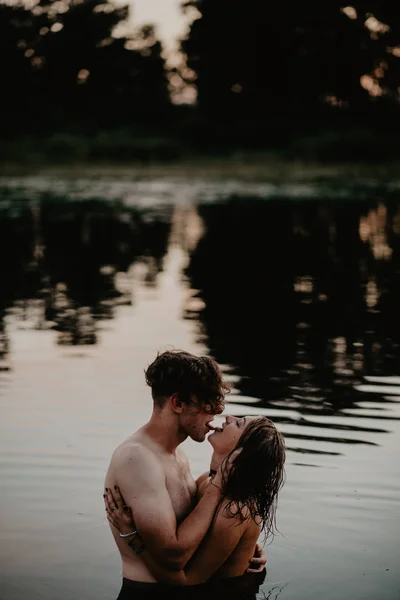 Jovem Casal Abraçando Lago — Fotografia de Stock