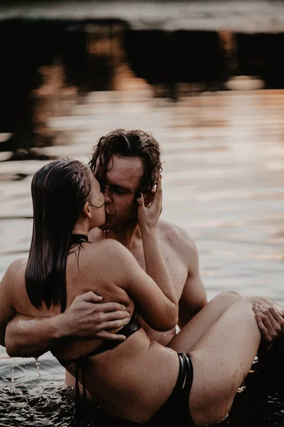 Pareja Joven Abrazándose Lago — Foto de Stock