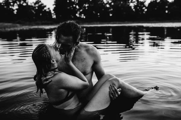 Young Couple Hugging Lake Black White — Stock Photo, Image