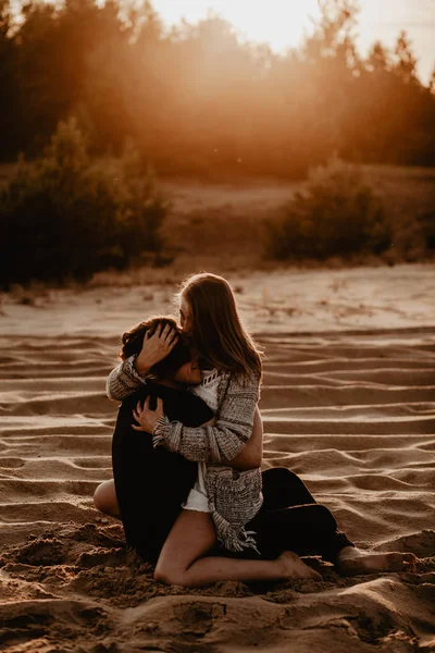 Casal Feliz Amor Passar Bom Tempo Praia Desfrutar Uns Dos Fotos De Bancos De Imagens Sem Royalties