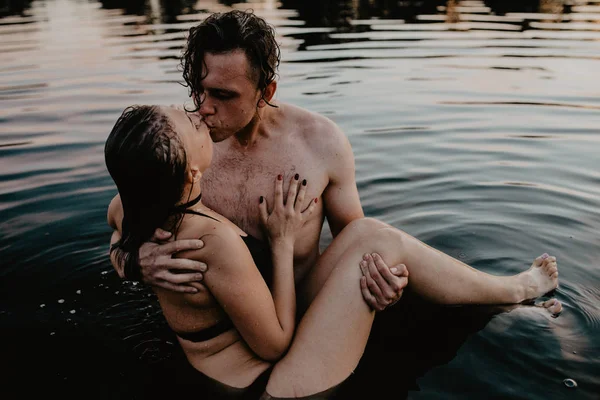 Young Couple Hugging Lake — Stock Photo, Image