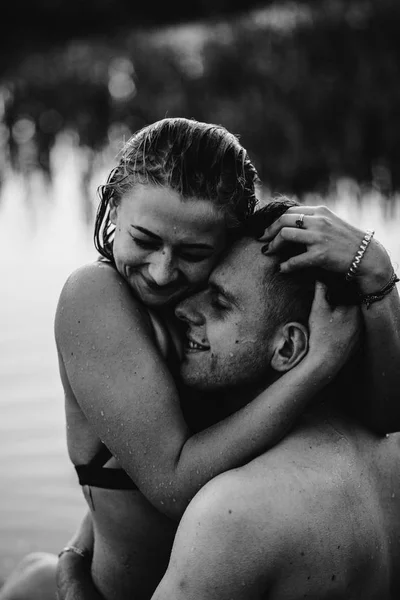 Young Couple Hugging Lake Black White — Stock Photo, Image