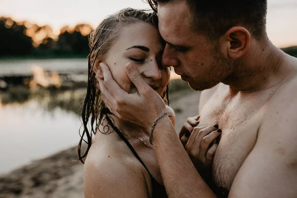 Young Couple Hugging Beach — Stock Photo, Image