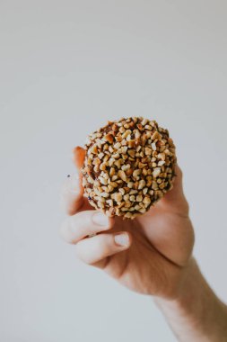 Gri arka plan, closeup üzerinde melae elinde leziz poğaça.