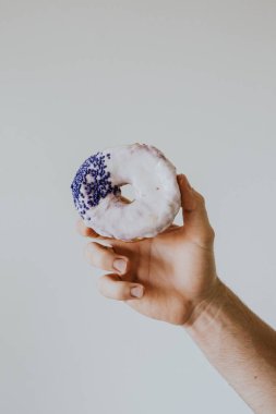 Gri arka plan, closeup üzerinde melae elinde leziz poğaça.