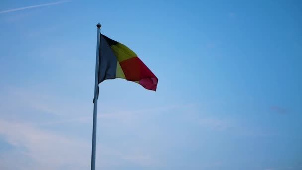 Флаг Бельгии, размахивающий голубым небом — стоковое видео
