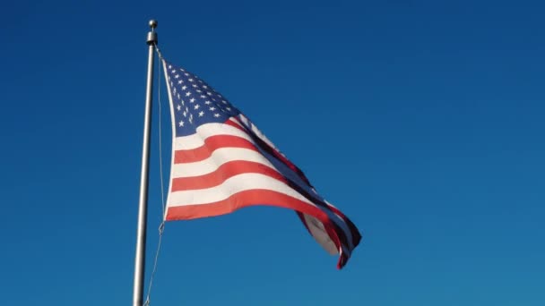 Bandera de Estados Unidos bajo cielo azul — Vídeos de Stock