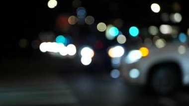 Gece zaman şehirde. Odak dışında bulanık şehir trafik ile