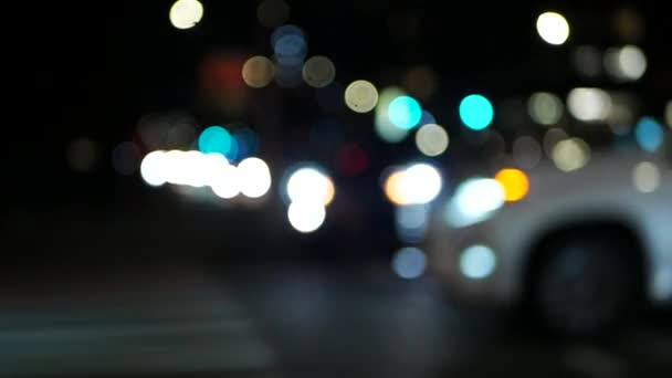 Night time in the city. Out of focus with blurry city traffic — Stock Video